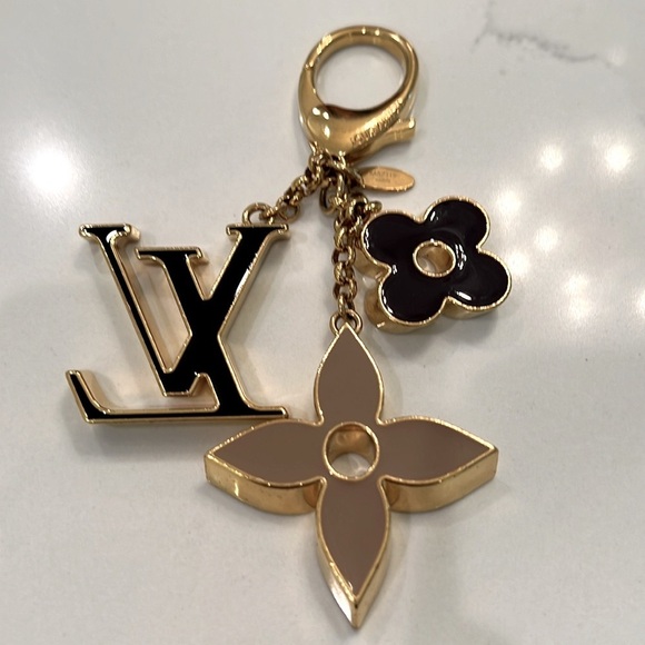 Louis Vuitton LV Fleur de Monogram Bag Charm
Key chain Pristine 🔑 - Picture 5 of 14